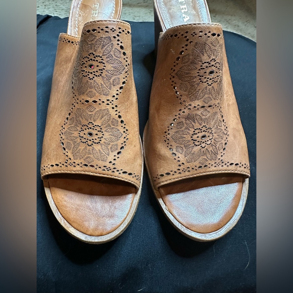 TRASK BROWN LEATHER Slip on MULES 2 1/2” BLOCK HEEL Leather Sole Grip Rubber 7 M